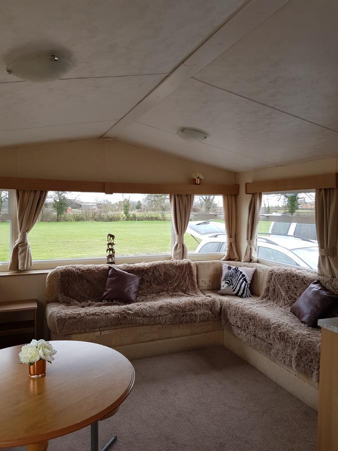 Pitch & Canvas - Self Catering At Broad Oak Farm Hotel Tattenhall Bagian luar foto