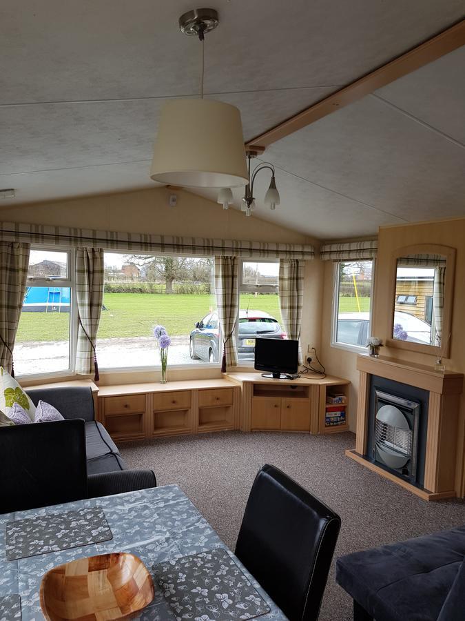 Pitch & Canvas - Self Catering At Broad Oak Farm Hotel Tattenhall Bagian luar foto